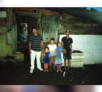 Esta es la precaria vivienda donde habita don Miguel Mojica junto a sus seis hijos.