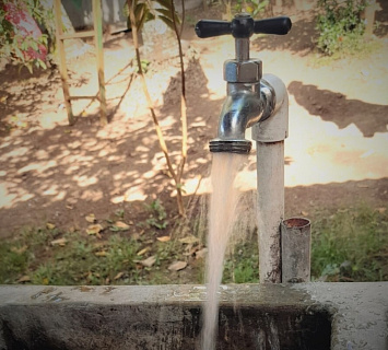 El desabastecimiento de agua que se vive en varios barrios de la ciudad de Camoapa afecta desde hace varios días a la población que ve limitada sus actividades cotidianas.