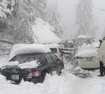 Al menos 20 personas mueren atrapadas en sus vehículos tras fuerte nevada en Pakistán 