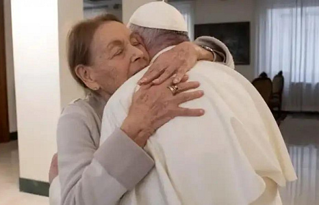 El Papa Francisco se reúne con la sobreviviente del Holocausto Edith Bruck en la Casa Santa Marta del Vaticano, el 27 de enero de 2022. | Vatican Media