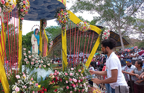 Fieles católicos llegaron por miles al santuario de la virgen de Cuapa, muchos de ellos pagaron sus promesas por favores recibidos de acuerdo a sus creencias.