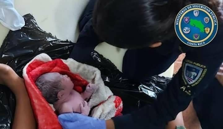 Agentes policiales ticos ayudaron a nica de 17 años a dar a luz en una escuela de la zona fronteriza