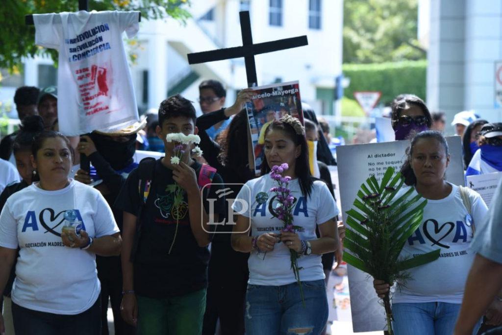Estudiantes y madres de la Asociación Ama en la caminata del silencio en honor a los caídos del 18 de abril-Imagen tomada de la Prensa