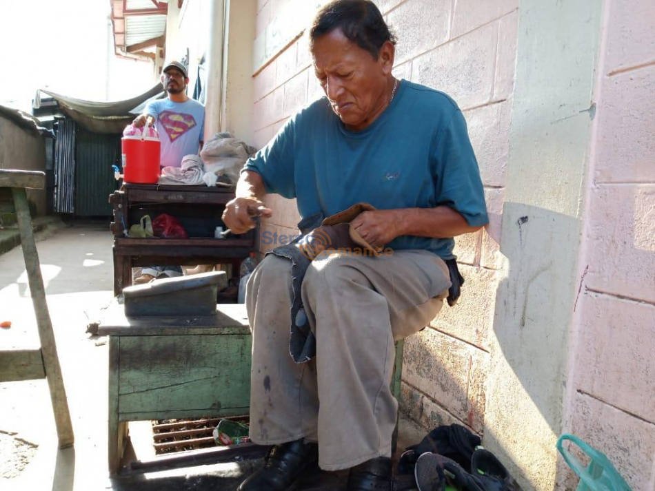 Don Miguel Ángel Sánchez, el anciano que repara zapatos en el mercado de Jinotepe 