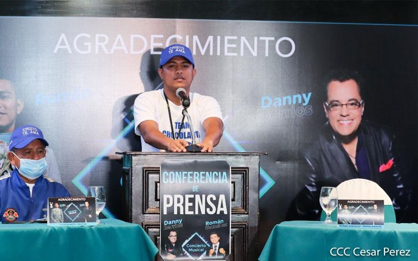 Román González en conferencia de prensa promoviendo concierto "Agradecimiento"