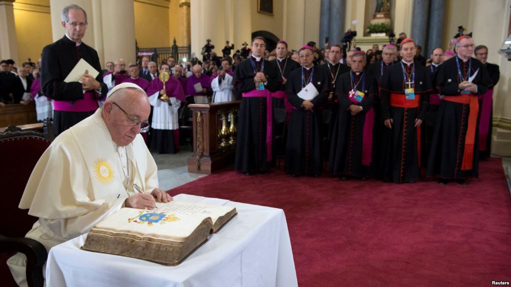 El papa Francisco firma un libro en la catedral de Bogotá, luego se dirigió hacia Villavicencio, donde oficiará una misa y beatificará a dos sacerdotes muy asociados al conflicto colombiano.