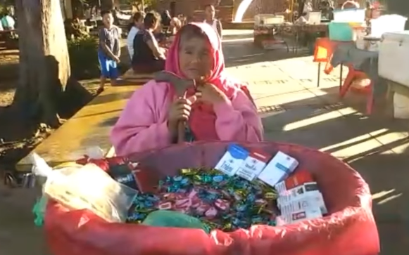 Mamá Lety, vende caramelos y rosquillas en el parque central de Jinotepe