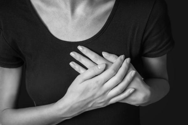 Un estudio en Gran Bretaña analizó los riesgos de futuros problemas cardíacos en personas que se quejaron a sus médicos de dolor de pecho por primera vez, pero la causa no fue determinada.