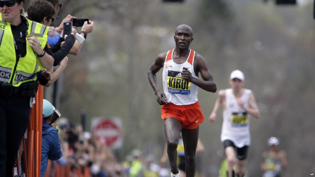 Geoffrey Kirui de Kenia ganó la 121ava Maratón de Boston en Brookline, Massachusetts. Abril 17, 2017.