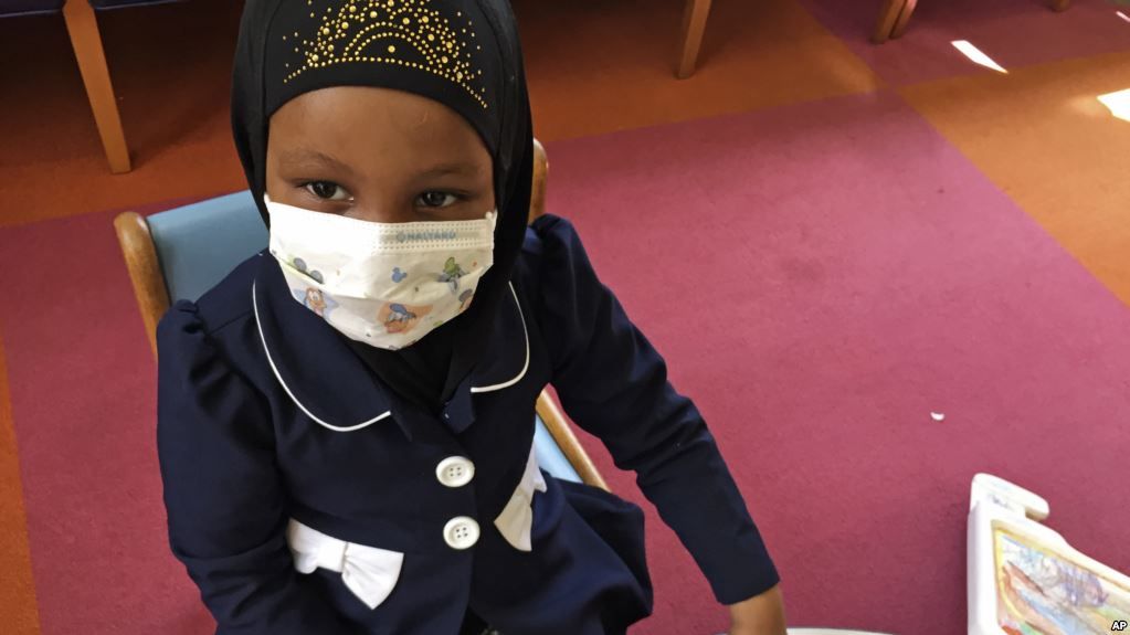 En esta foto del 2 de mayo de 2017, Amira Hassan juega en la sala de espera en una clínica del hospital infantil en Minneapolis, Minnesota.
