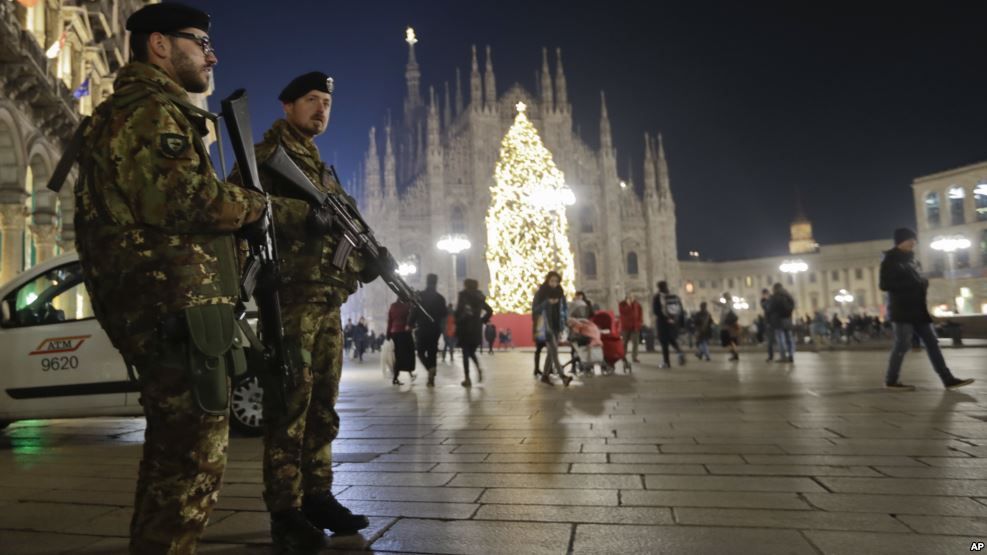 Soldados italianos vigilan cerca de la catedral gótica de Milán, en Italia.