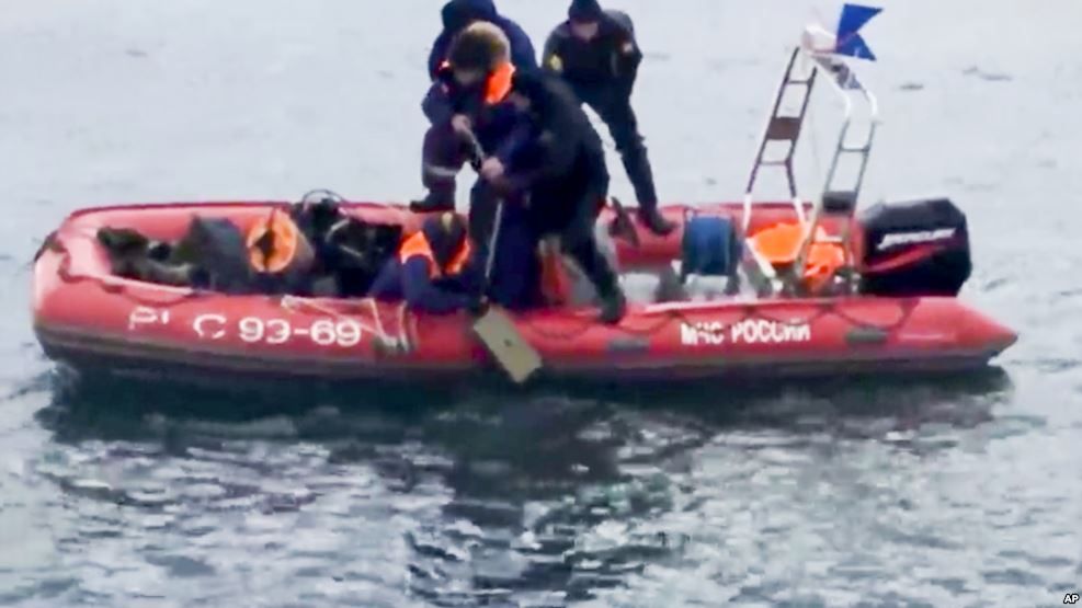 La televisora estatal mostró imágenes de rescatistas en una balsa hinchable portando un contenedor con un objeto naranja brillante cubierto de agua.