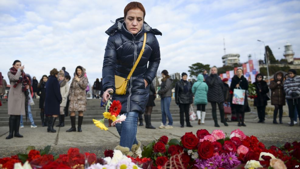 Se cree que los 84 pasajeros y ocho tripulantes del avión militar Tu-154 murieron cuando se estrelló dos minutos después de despegar de Sochi, en Rusia. Los residentes de la zona rinden tributo a las víctimas.