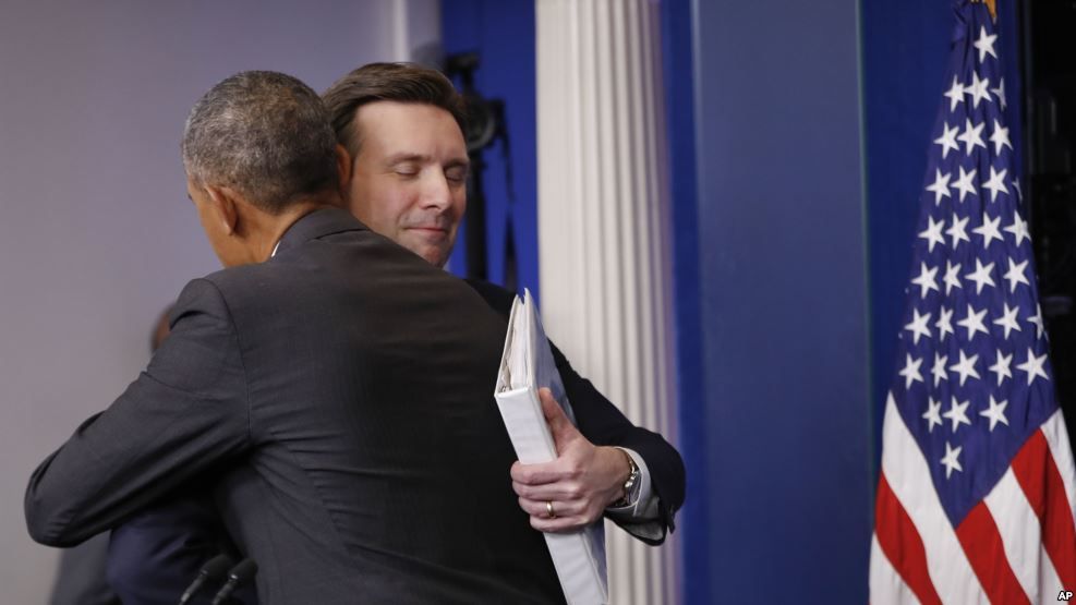 El presidente Barack Obama dijo que su secretario de prensa Josh Earnest es un hombre íntegro que hizo un gran trabajo durante toda su gestión.