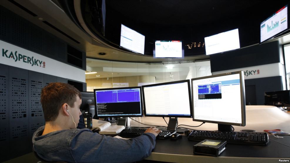 Un empleado trabaja en la sede los Laboratorios Kaspersky, una compañía de seguridad cibernética en Moscú.
