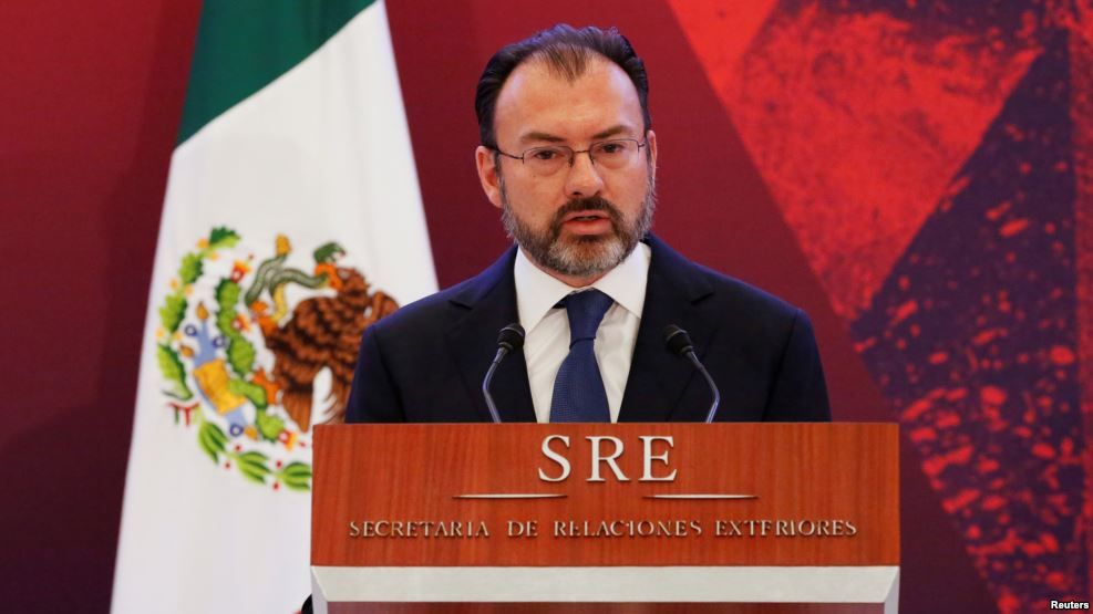 El ministro de Relaciones Exteriores de México, Luis Vinegary, se reunió con el cuerpo diplomático en la ciudad de México, el lunes, 9 de enero, de 2017.