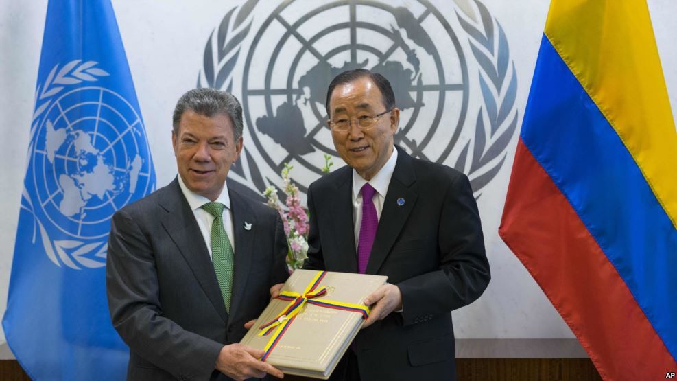En esta imagen de archivo del 19 de septiembre del 2016, el presidente colombiano Juan Manuel Santos (a la izquierda) entrega el acuerdo de paz de su gobierno con las FARC al secretario general de Naciones Unidas Ban Ki-moon, en la sede de la ONU en Nueva York. (Foto AP/Craig Ruttle)