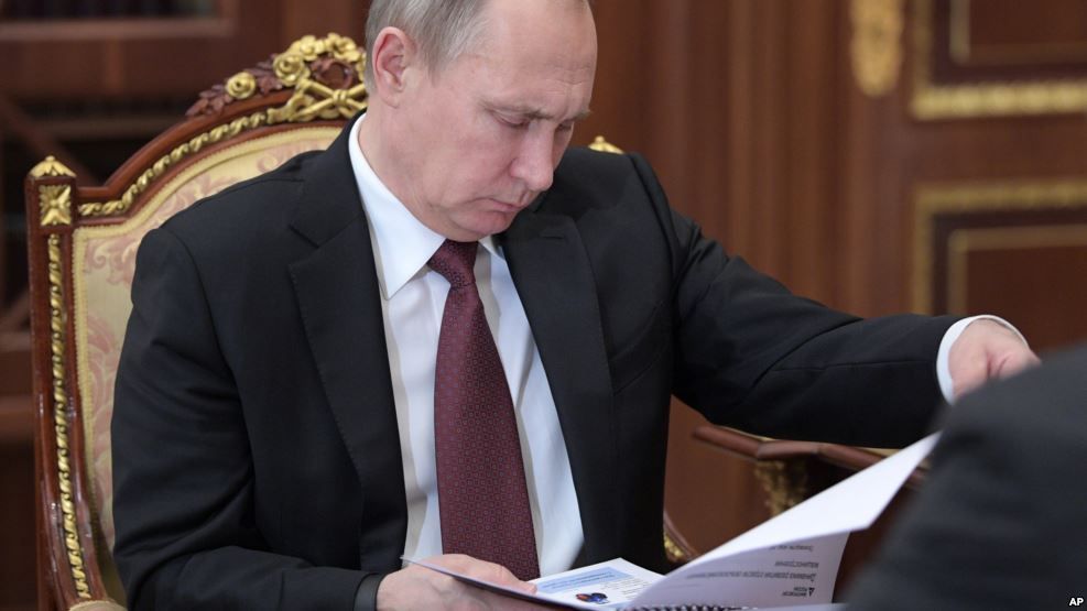 Putin dijo que el supuesto informe es "falso" y que las personas que lo ordenaron son "peores que prostitutas".