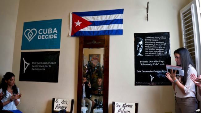 Cuba no es miembro de la OEA desde 1962 y considera la organización como un instrumento del gobierno de los Estados Unidos para presionar a los países que no siguen sus políticas.