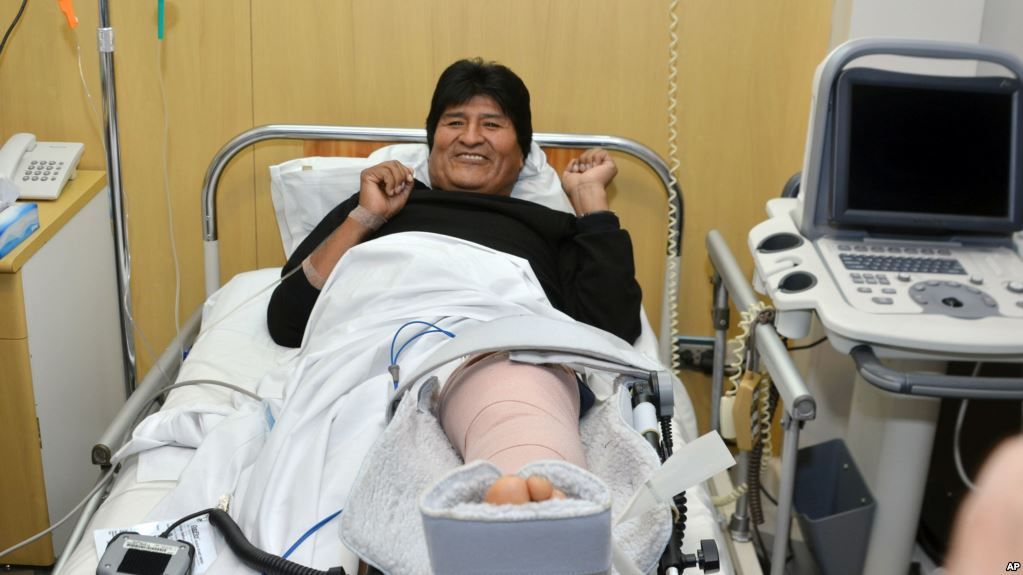 Morales, de 57 años, fue operado de la nariz en febrero de 2009. Además fue intervenido quirúrgicamente en las dos rodillas por lesiones al jugar fútbol.