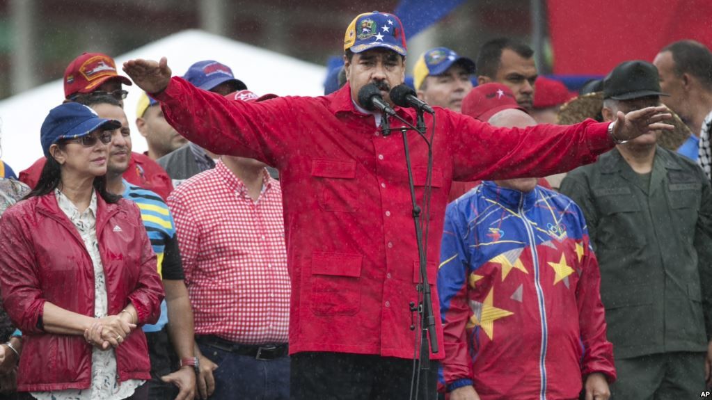 El presidente Nicolás Maduro habla bajo la lluvia durante un evento "antimperialista" en Caracas.