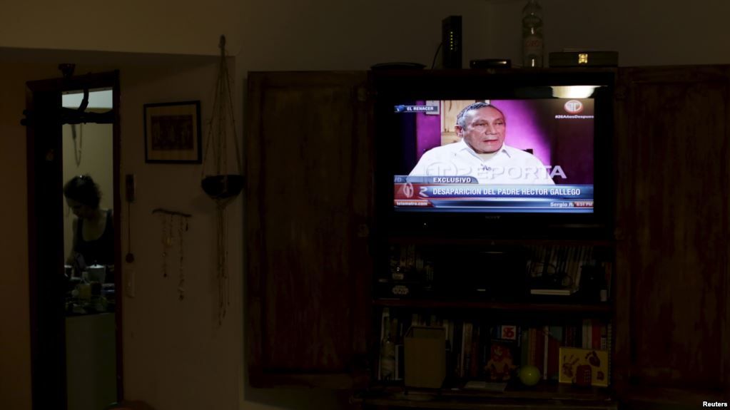 El expresidente panameño Manuel Noriega es visto en una pantalla de televisión en ciudad de Panamá el 24 de junio, de 2015.