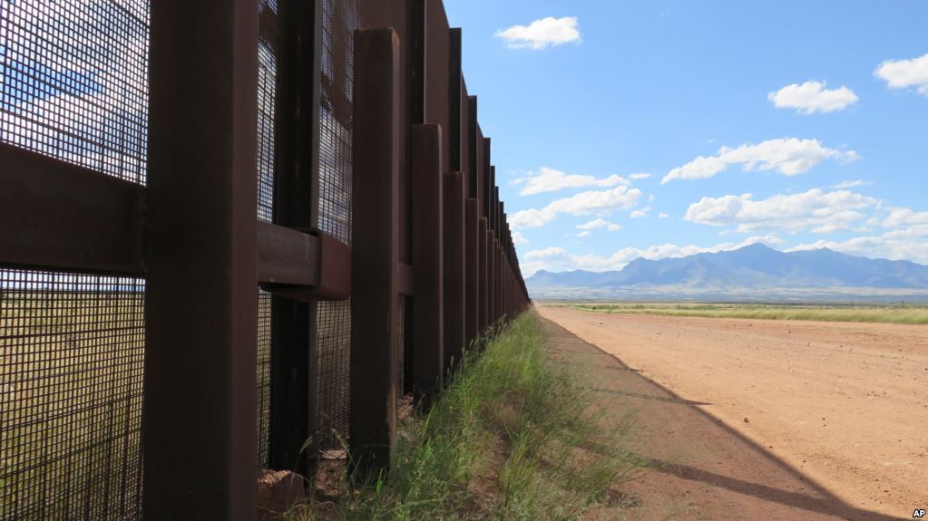 Muro fronterizo en Naco, Arizona. La Casa Blanca acelera para retomar la construcción del muro en la frontera con México.