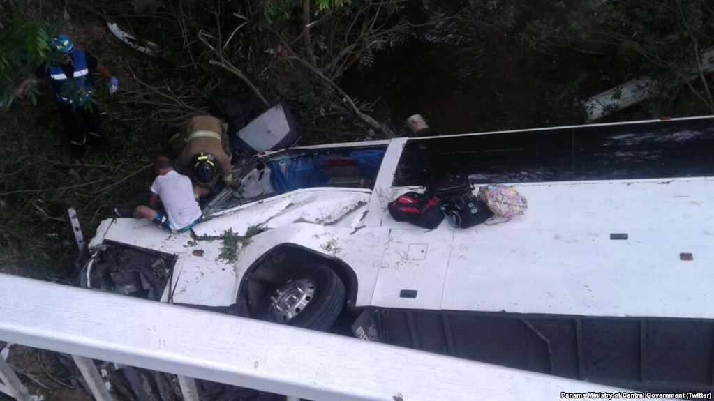 Rescatistas tratan de salvar a una persona atrapada dentro del autobús siniestrado en Antón, en la central provincia de Coclé, Panamá.