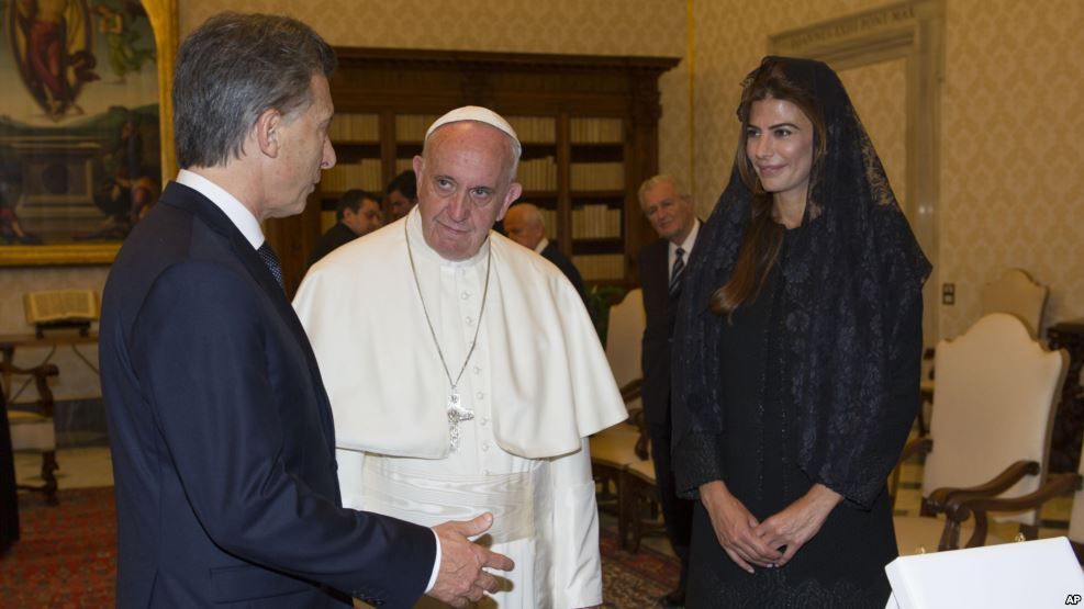 El presidente Mauricio Macri y su esposa Juliana fueron recibidos por el papa Francisco en febrero de 2016.