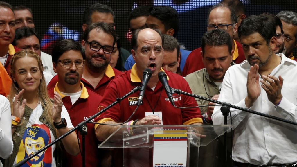 "Hoy más que nunca nos sentimos orgullosos de ser venezolanos", dijo el diputado opositor Julio Borges, presidente de la Asamblea Nacional, resaltando "la pulcritud y transparencia" del proceso.