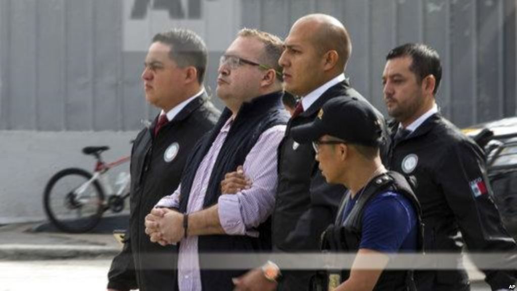 Javier Duarte, el exgobernador del estado mexicano de Veracruz es escoltado por la policía en la Base de la Fuerza Aérea en Ciudad de Guatemala, al avión que lo llevaría extraditado a su país para enfrentar cargos de lavado de dinero y delincuencia organizada. Julio 17, 2017.