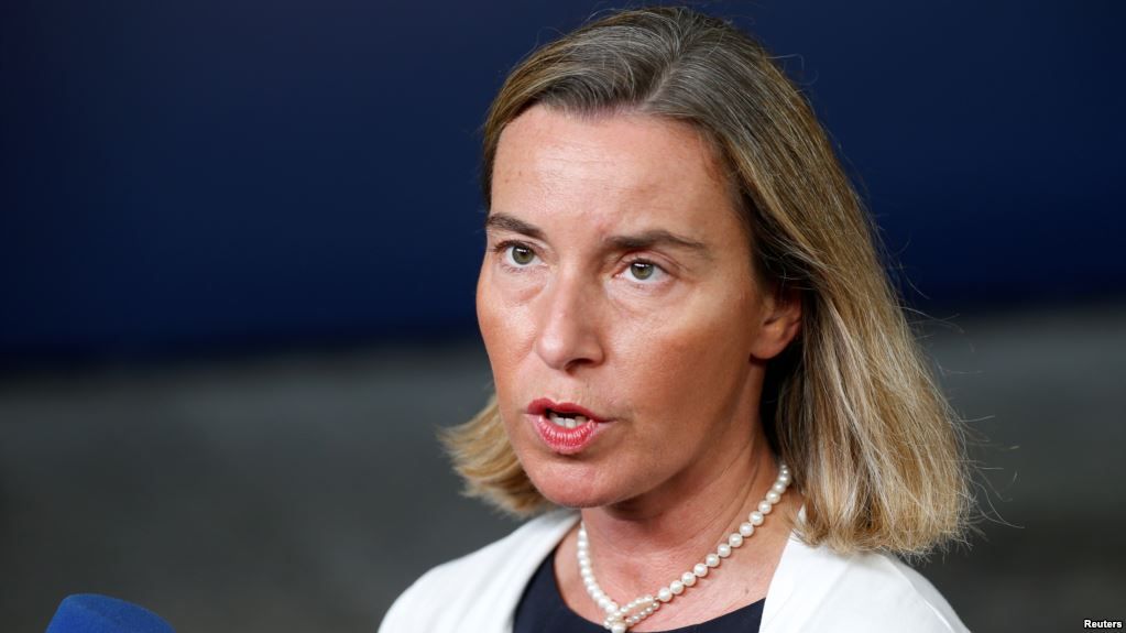 La jefa de política exterior de la Unión Europea, Federica Mogherini, habló con la prensa antes de una reunión de cancilleres de la UE en Bruselas el lunes, 17 de julio de 2017.