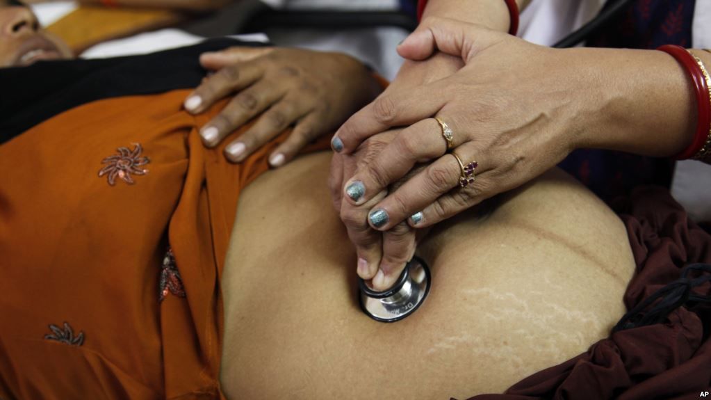 Un médico examina a una mujer embarazada en un hospital de Allahabad, en Uttar Pradesh, el estado más poblado de India.