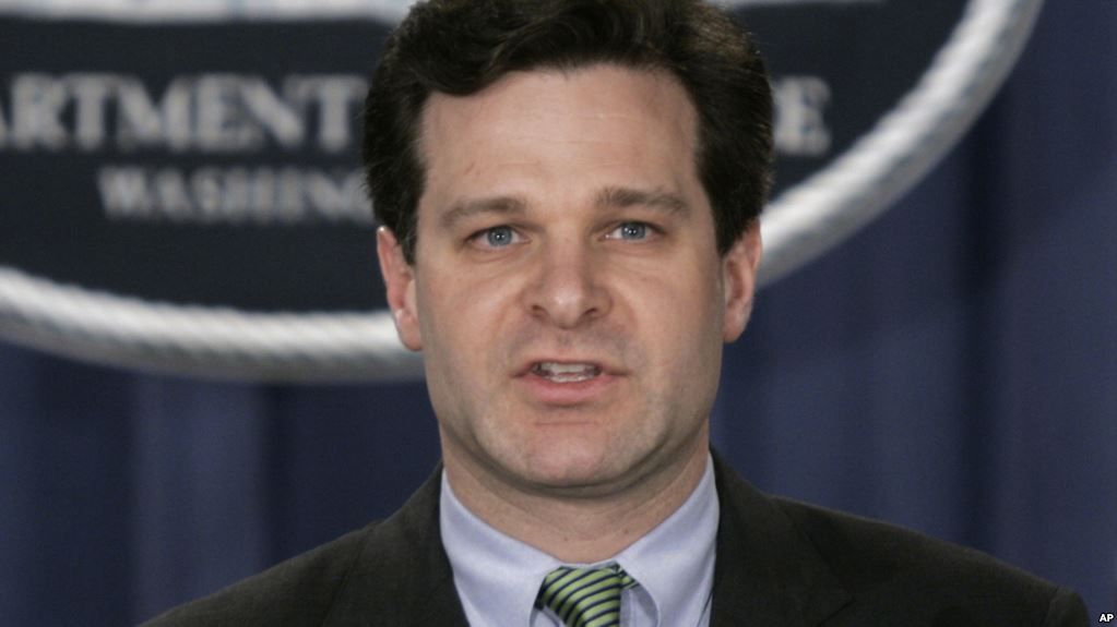 Wray fungió como asistente al fiscal general de 2003 a 2005 y fue miembro de la fuerza de tarea sobre fraude corporativo del presidente George W. Bush.