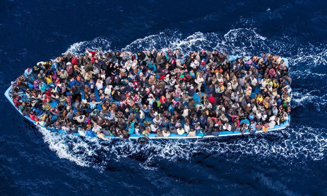 Refugiados en un barco 