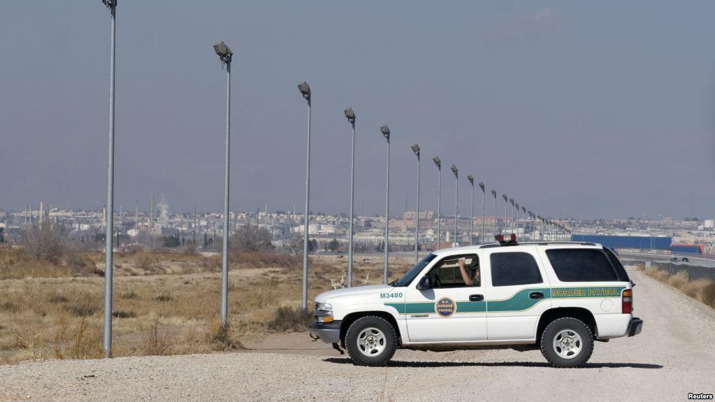 Una camioneta de la Patrulla Fronteriza de EE.UU. vigila en la frontera con México, en El Paso, Texas. (Foto de archivo)