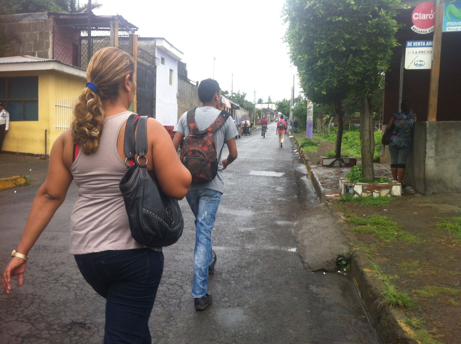 Personas caminando hacía el centro de Jinotepe
