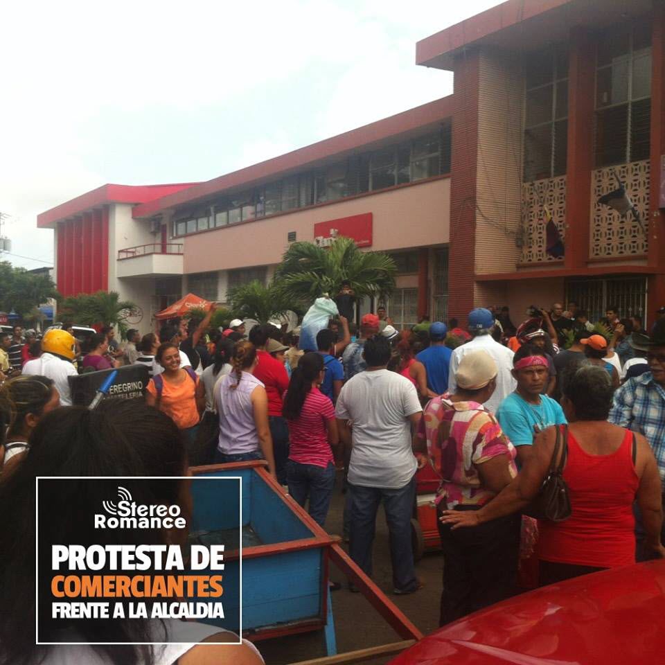 Comerciantes protestando frente a la alcadía de Jinotepe
