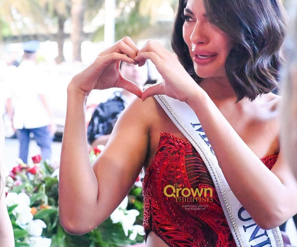 Nuestra Reina, Sheynnis Palacios - Miss Universe se emociona hasta las lágrimas😢 al recibir la bandera de Nicaragua 🇳🇮 por parte de un seguidor filipino.