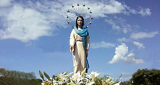 La primera aparición de la Virgen María comenzó el día 8 de mayo del 1980.