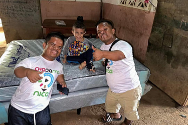 Dos hermanos “de corazones gigantes” que gestionan ayuda para apoyar a los más necesitados.