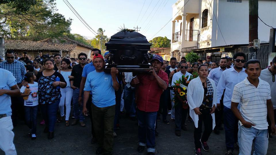 Un mar de gente acompañó el cuerpo de la joven que falleció en el accidente Imagen de Rosario A Carazo