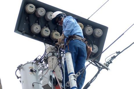 Contratista de Unión Fenosa, distribuidora de energía reparando alambrado eléctrico-image tomada de La PRENSA 