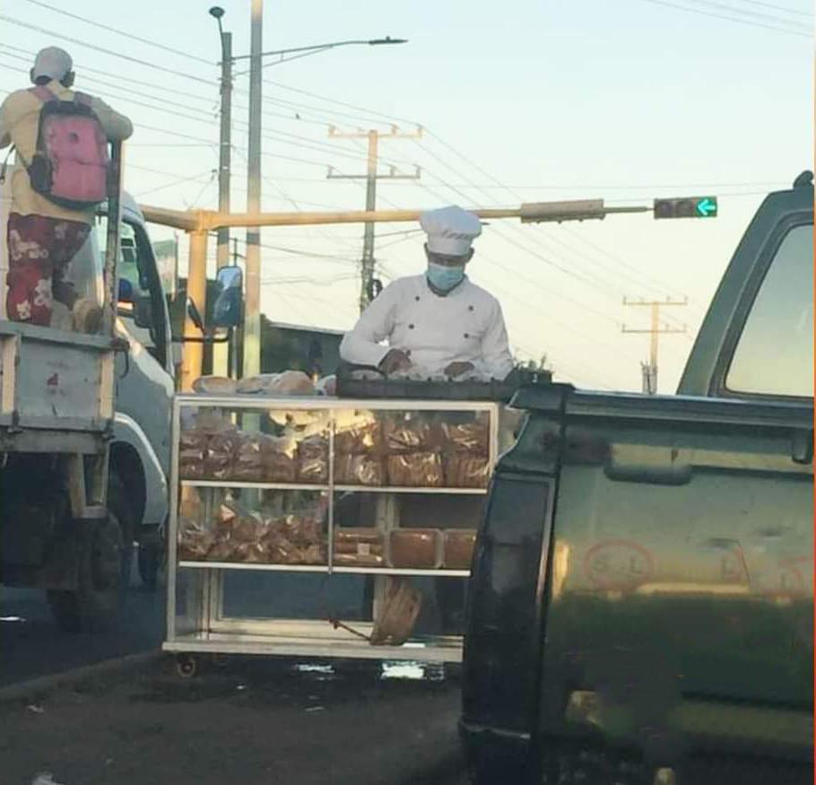 La necesidad: "con todo y vitrina" este hombre vende pan en los semáforos  