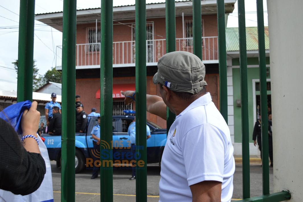 El ciudadano reconoció a uno de los que lo torturaron en el grupo de policías que llegó al finalizar la misa-Foto Stereo Romance/Carlos Arce